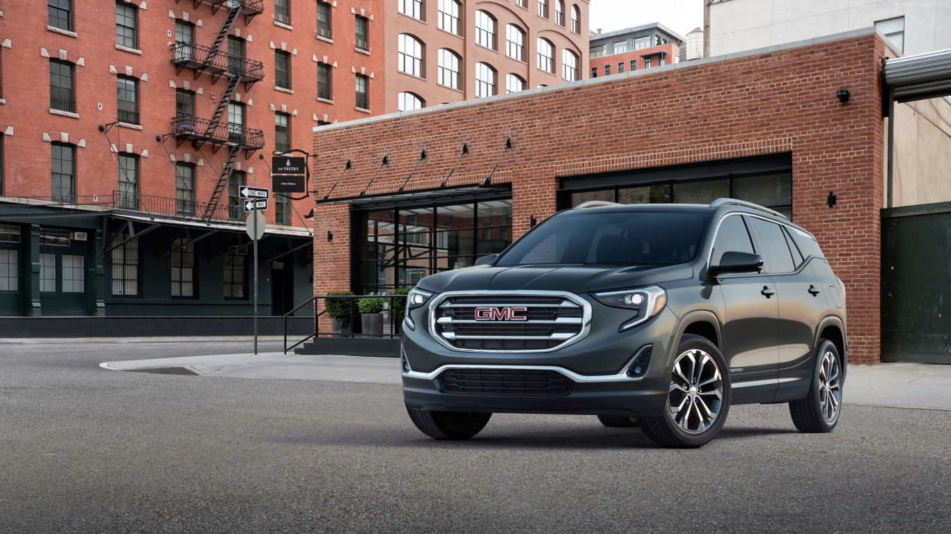 Серый внедорожник GMC Terrain на фоне здания