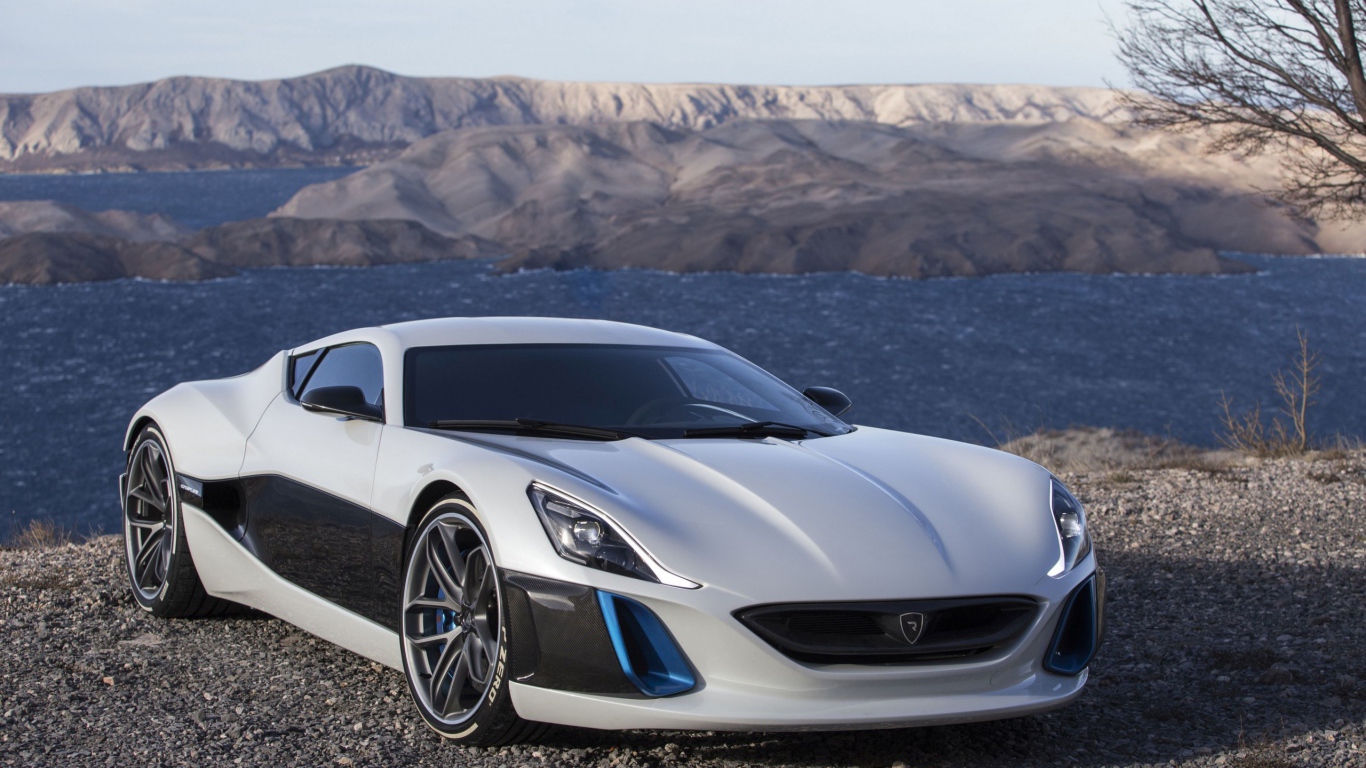 Спорткар  Rimac Concept One на фоне гор 
