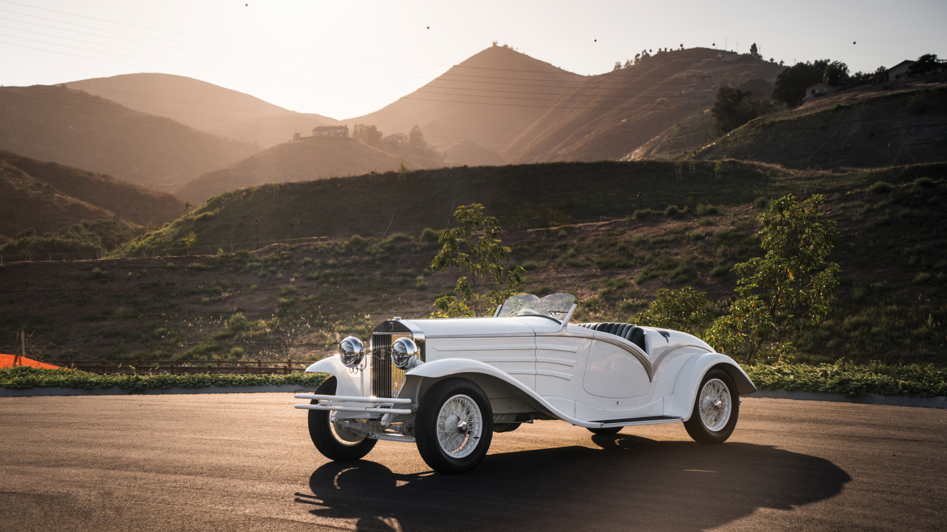 Стильный белый ретро автомобиль Isotta Fraschini Tipo 8A Spyder Flying Star Touring, 1931 года