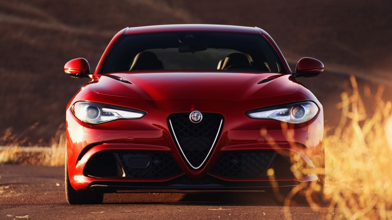 Красный автомобиль Alfa Romeo Giulia Quadrifoglio 2017 