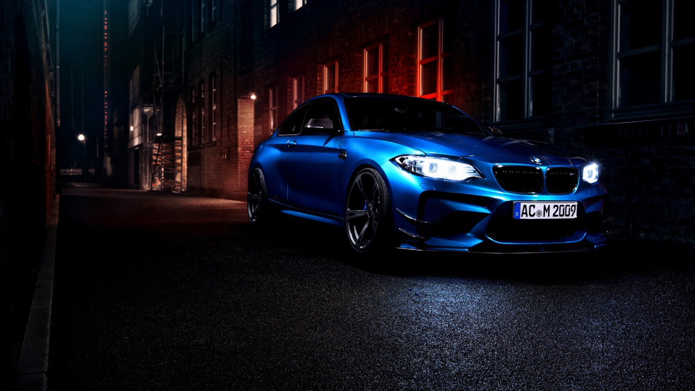Синий автомобиль BMW M2 на улице города ночью