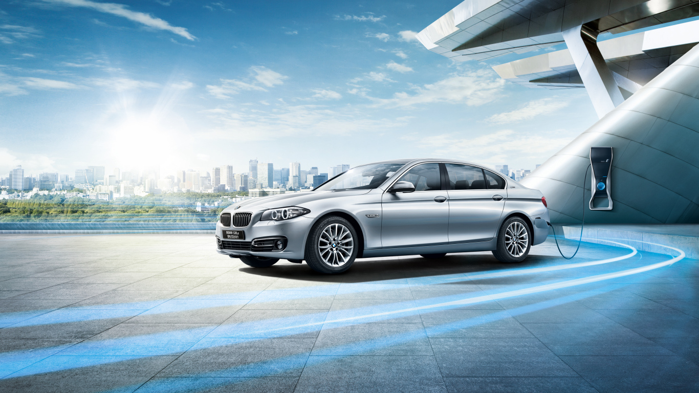 Серебристый немецкий автомобиль седан BMW F18