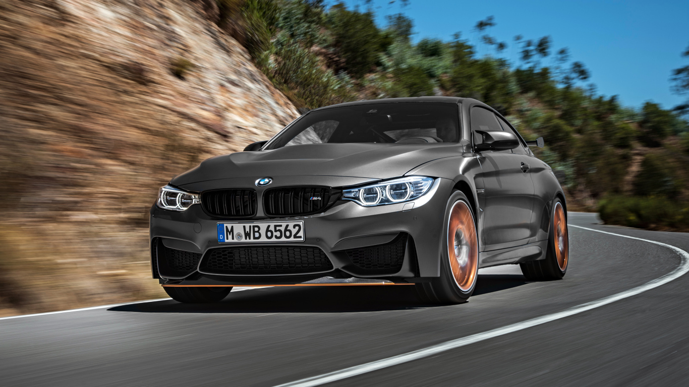 Серебристый стильный автомобиль BMW M4 на трассе 