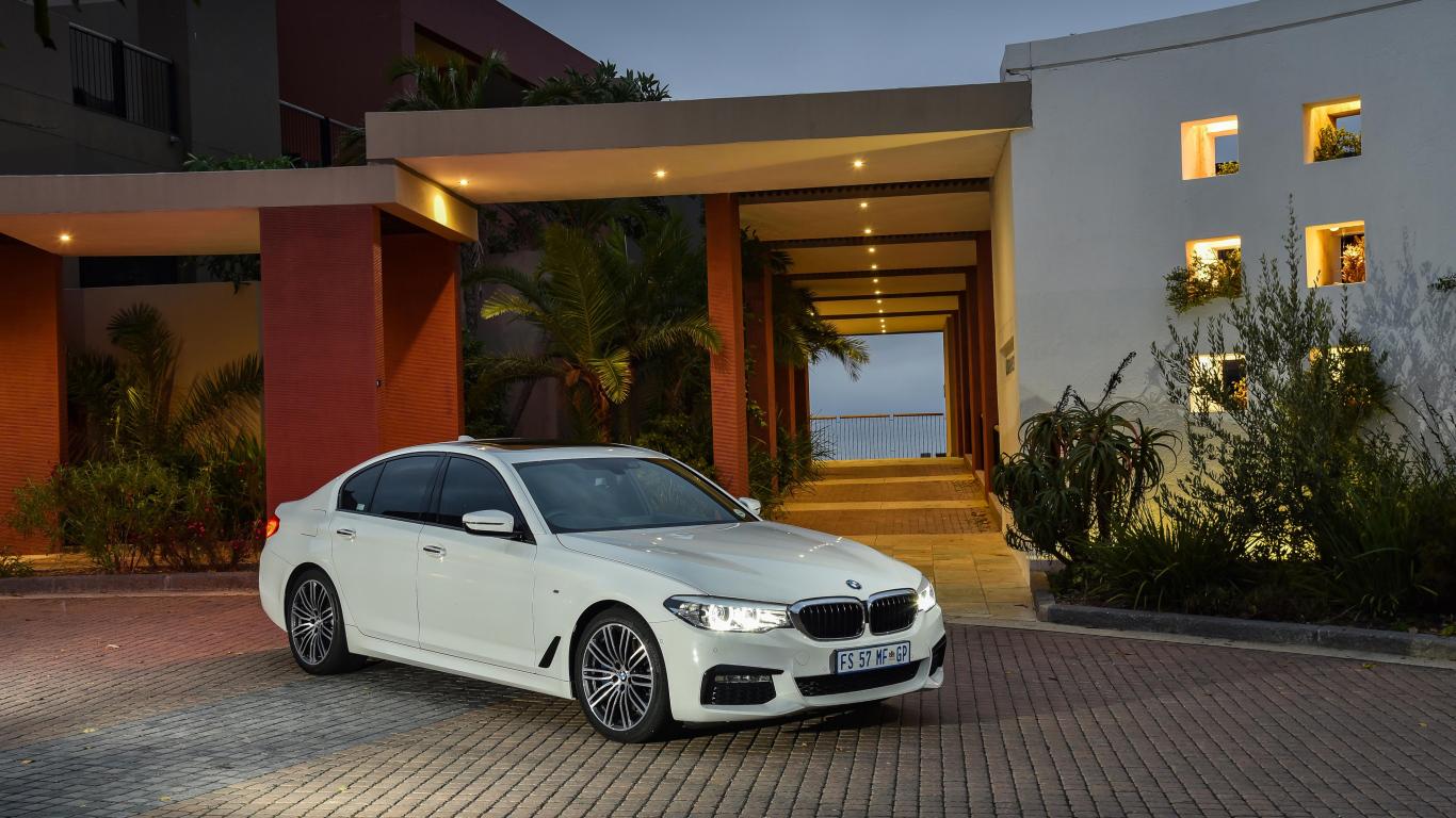 Белый автомобиль BMW 530d Sedan M Sport, 2017 года у дома 