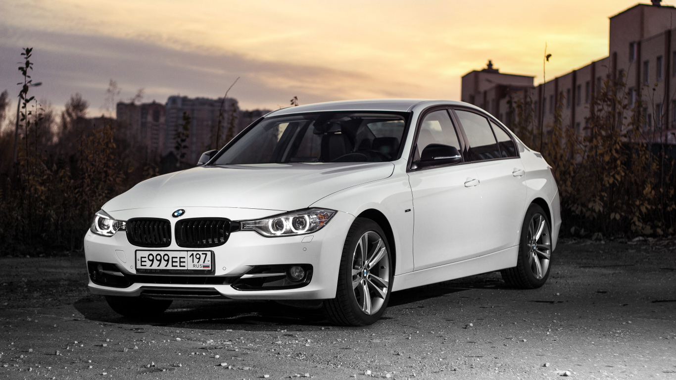Белый стильный автомобиль BMW 3 Series