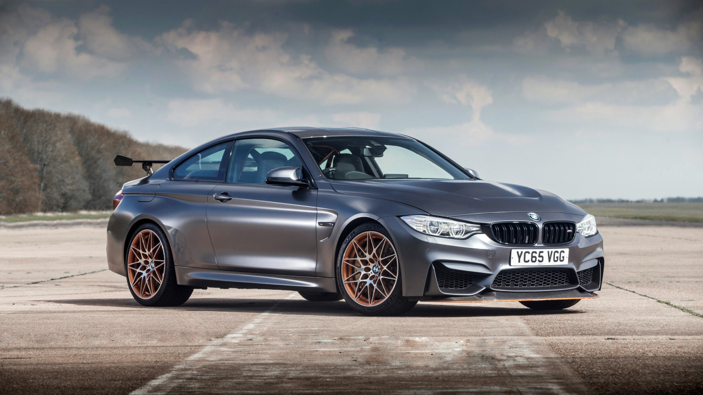 Серебристый стильный автомобиль BMW M4