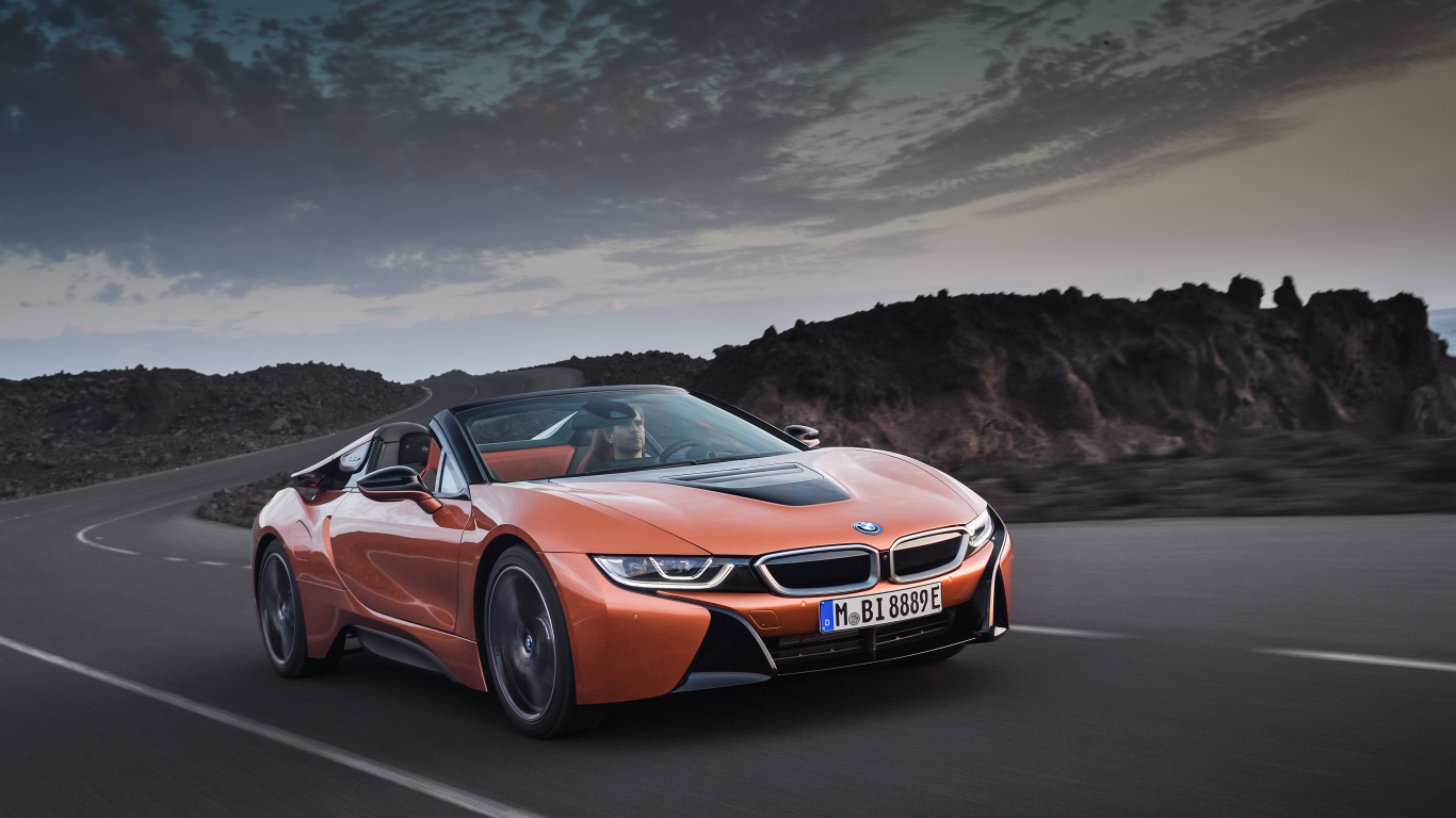 Спортивный автомобиль BMW i8 Roadster, 2018 на трассе