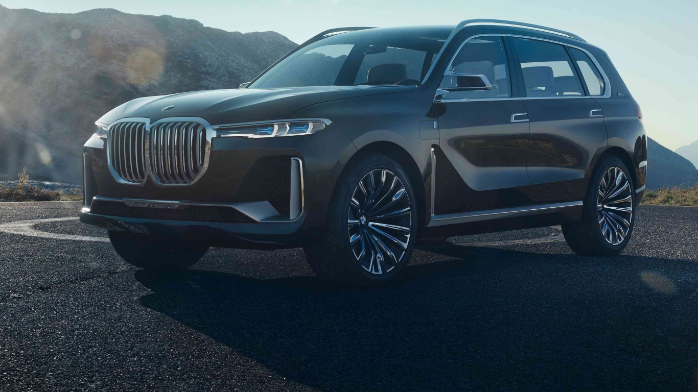Стильный черный внедорожник BMW X7, 2018