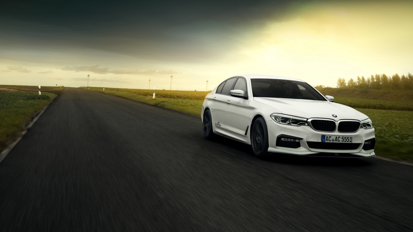 Белый автомобиль BMW AC Schnitzer ACS5, 2018 на трассе