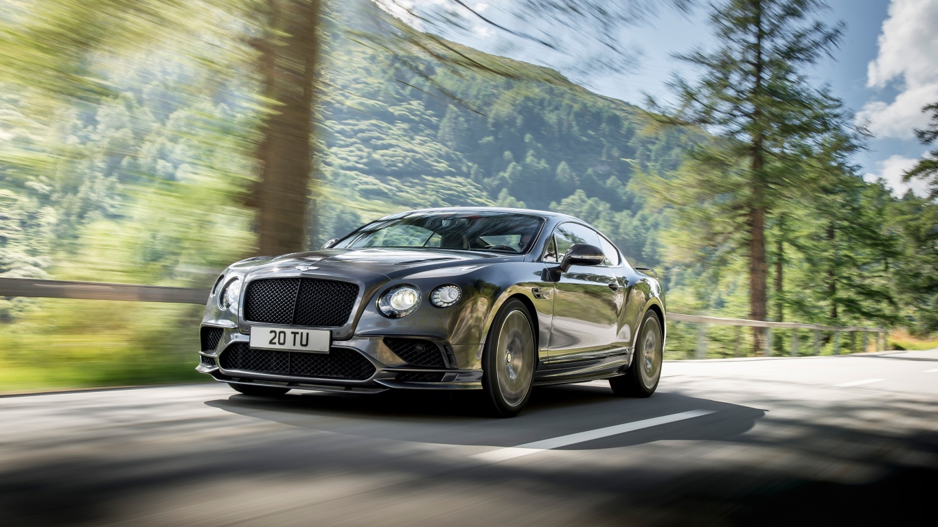Черный стильный автомобиль Bentley Continental Gt на трассе 