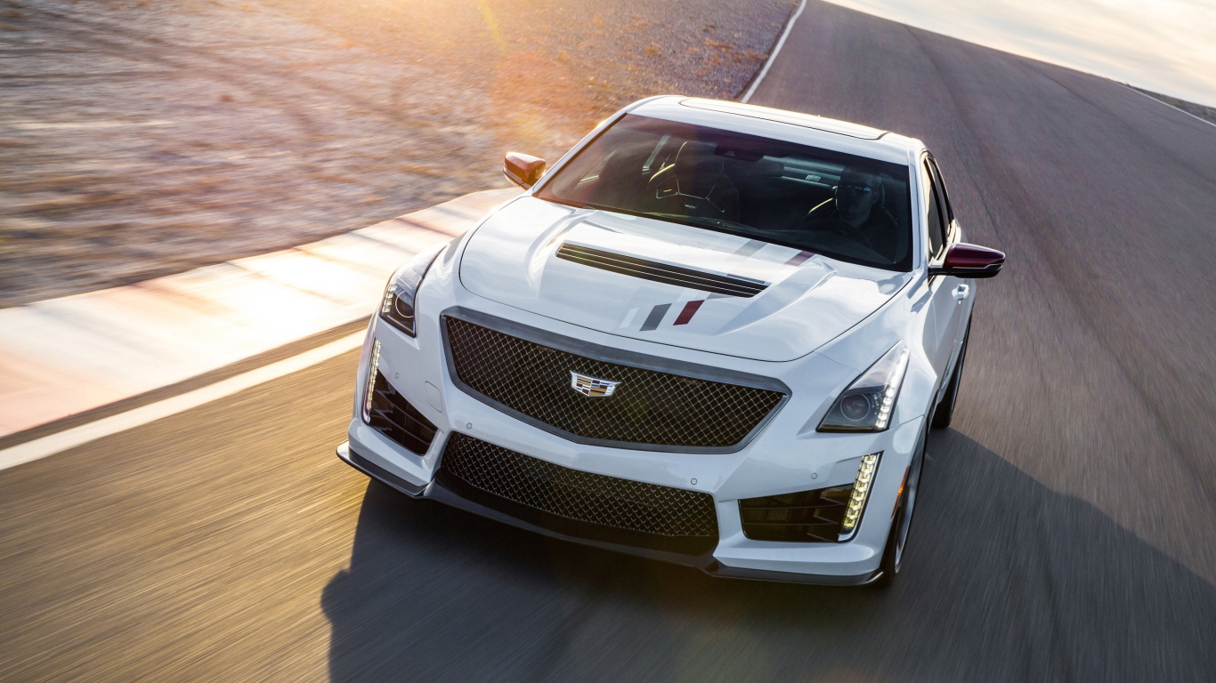 Белый автомобиль Cadillac CTS V, 2018