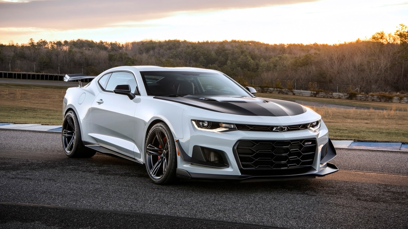 Автомобиль Chevrolet Camaro ZL1  на фоне закатного неба
