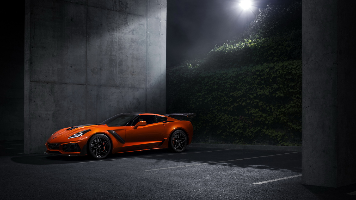 Оранжевый автомобиль Chevrolet Corvette ZR1, 2018 при свете луны