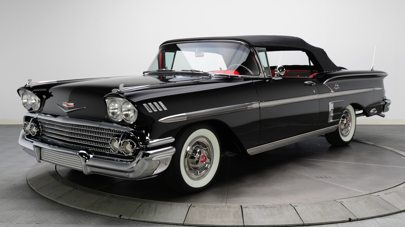 Черный ретро автомобиль Chevrolet Impala Convertible 1958