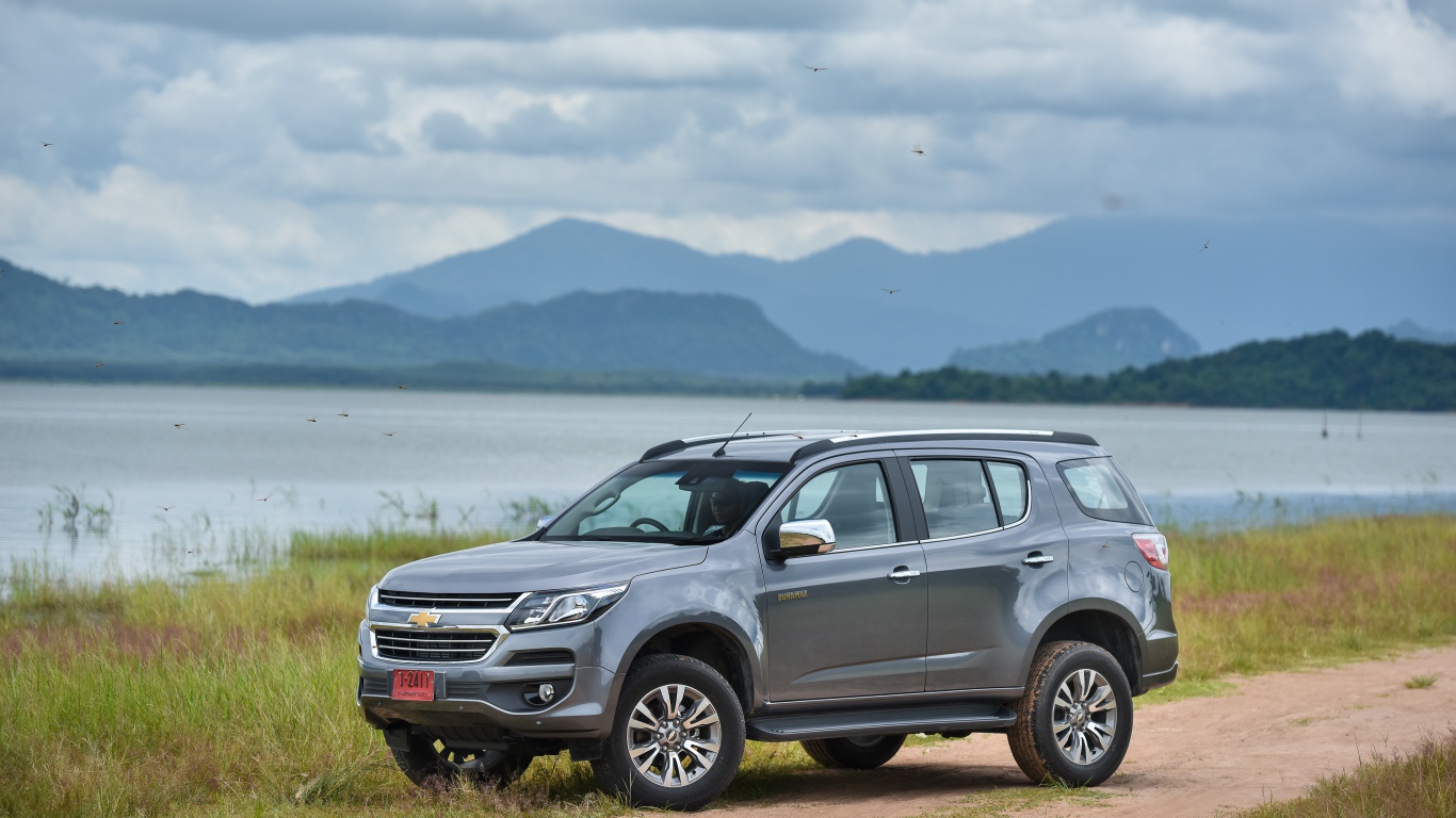 Серый автомобиль Chevrolet TrailBlazer, 2017 на фоне гор 