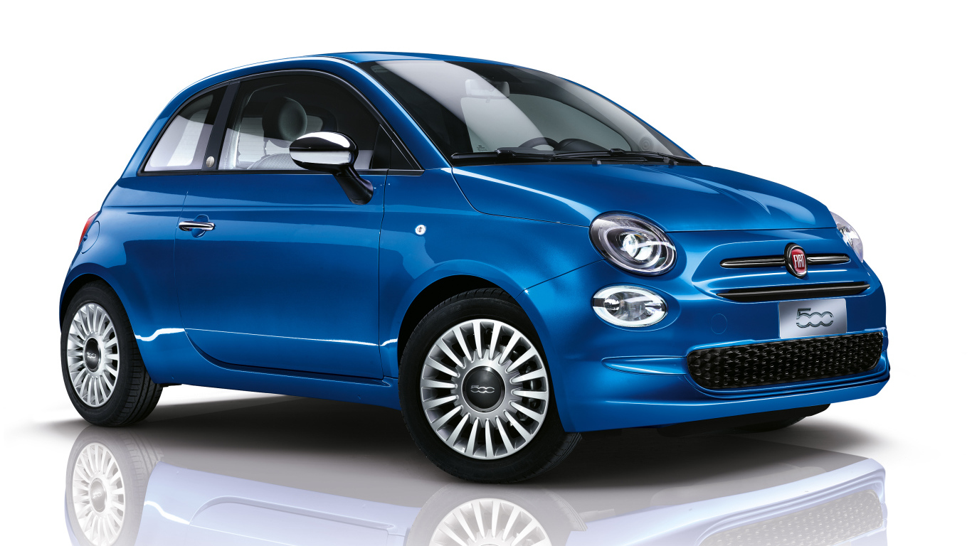 Синий автомобиль Fiat 500 Mirror, 2018 на белом фоне
