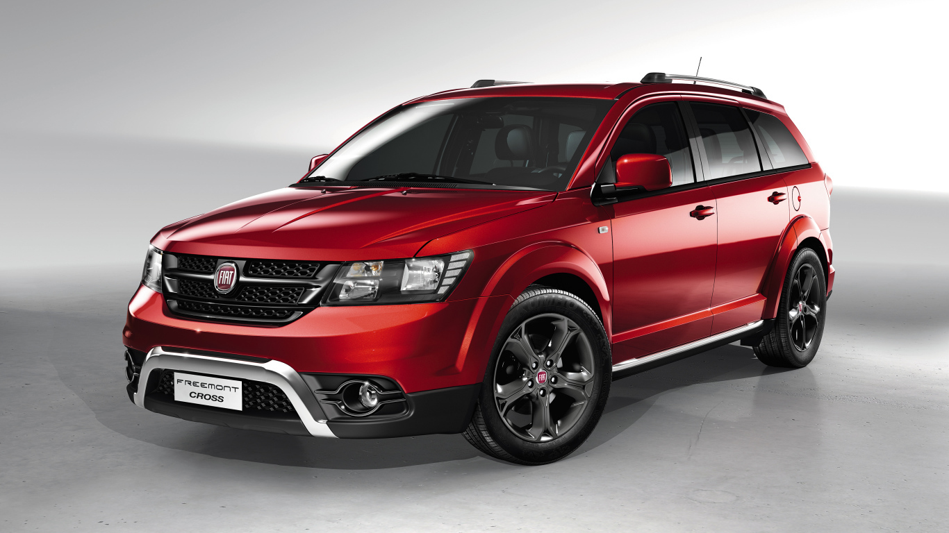 Красный автомобиль внедорожник Fiat Freemont Cross на сером фоне