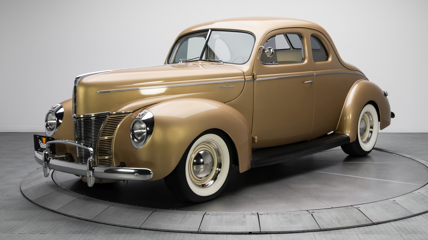 Коричневый ретро автомобиль Ford V8 Deluxe Coupe 1940