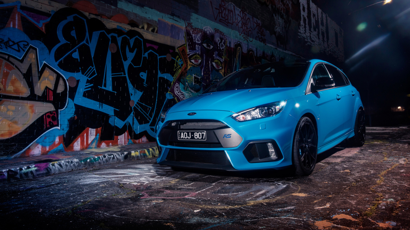 Голубой автомобиль Ford Focus RS Limited Edition, 2018 на фоне графити