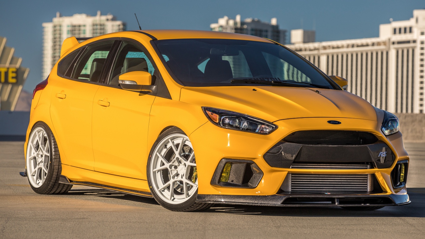 Оранжевый автомобиль Ford Focus RS