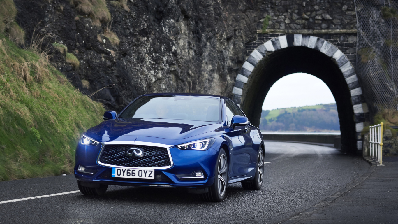 Синий автомобиль Infiniti Q60 выезжает из тоннеля 