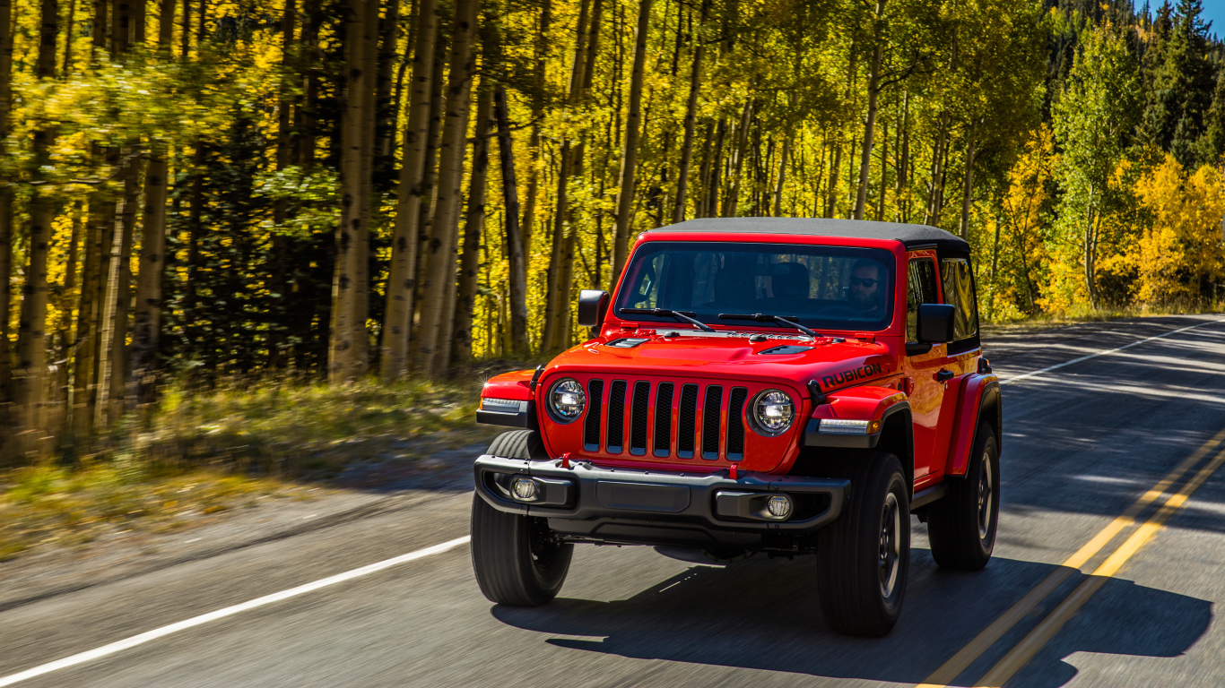 Красный автомобиль Jeep Wrangler Rubicon 2, 2018 на лесной трассе
