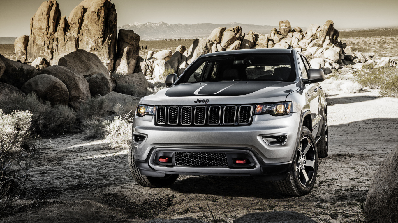 Серебристый внедорожник  Jeep Grand Cherokee