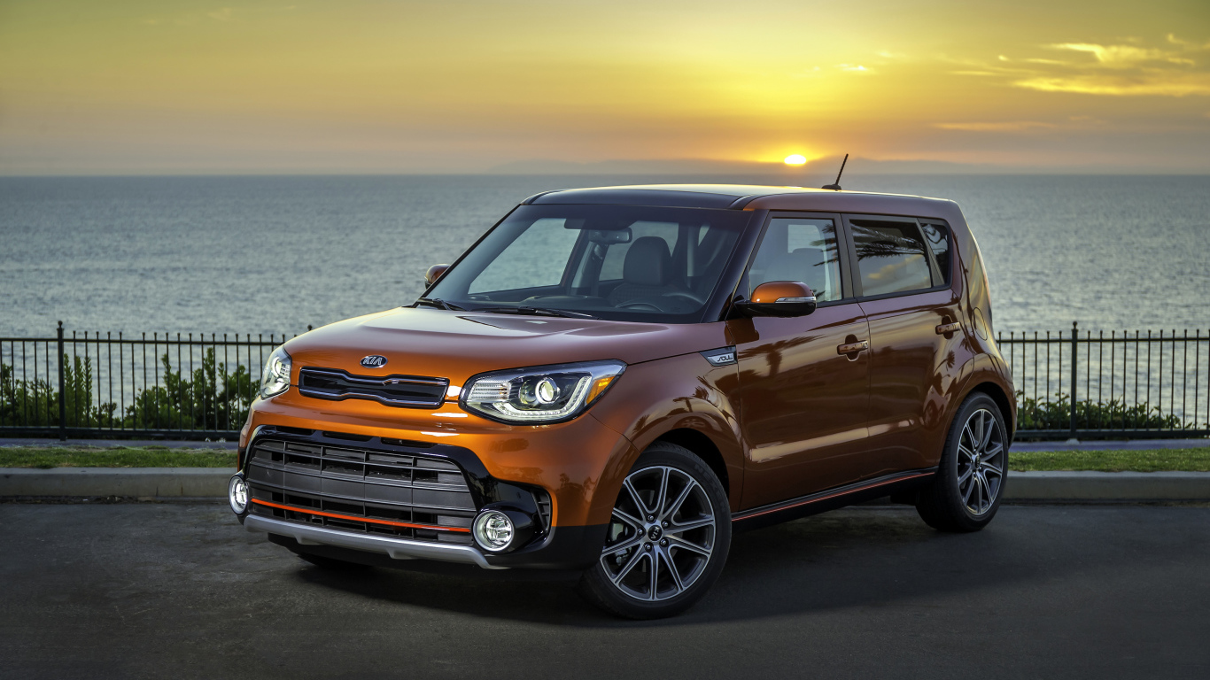 Оранжевый автомобиль KIA  Soul Turbo, 2017 