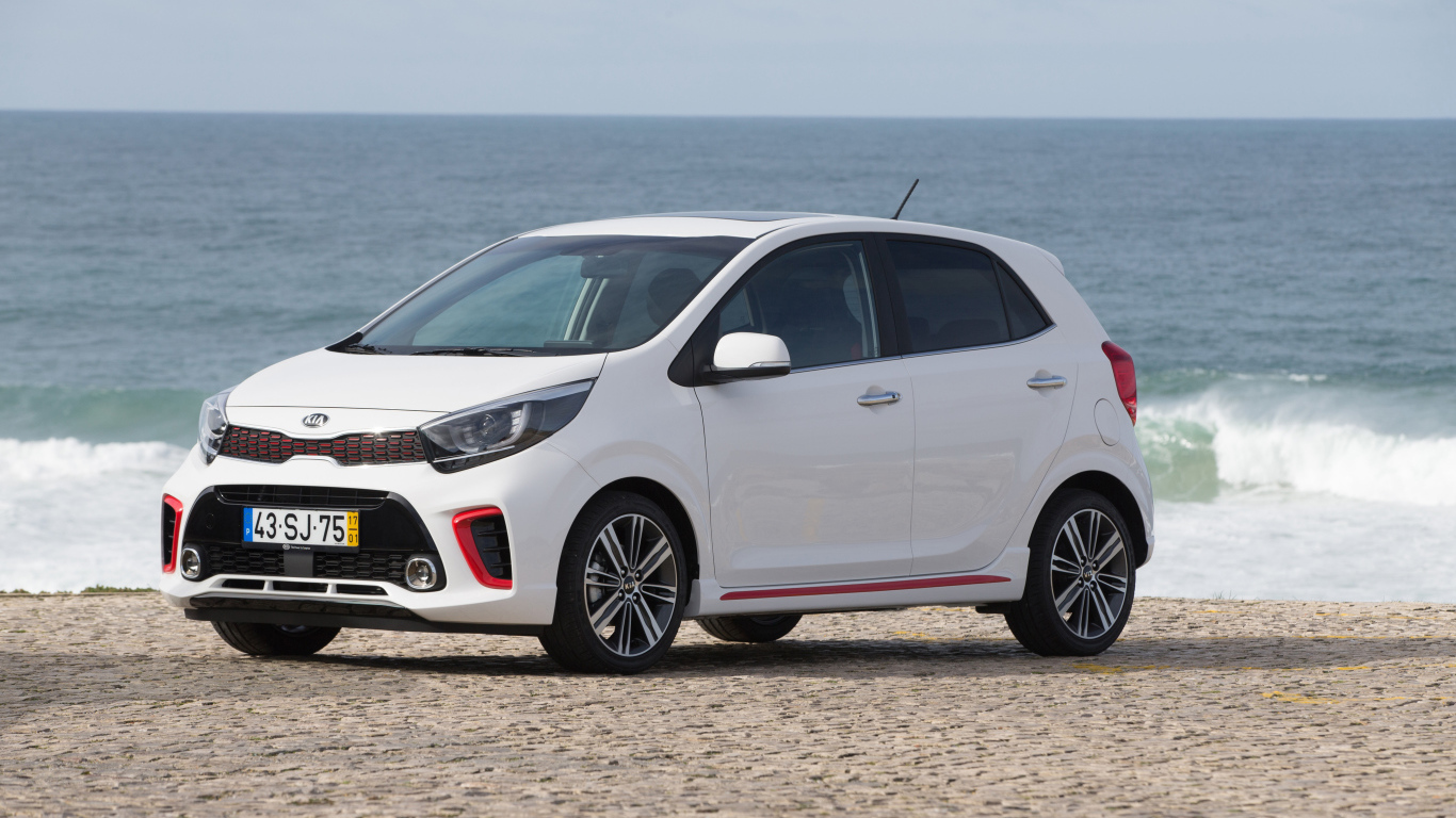 Белый автомобиль KIA Picanto GT Line, 2017 на фоне океана 