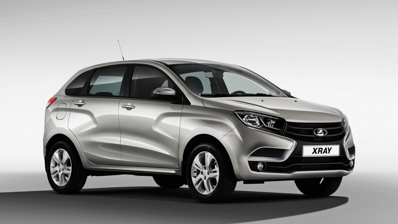 Серый российский автомобиль Лада XRAY