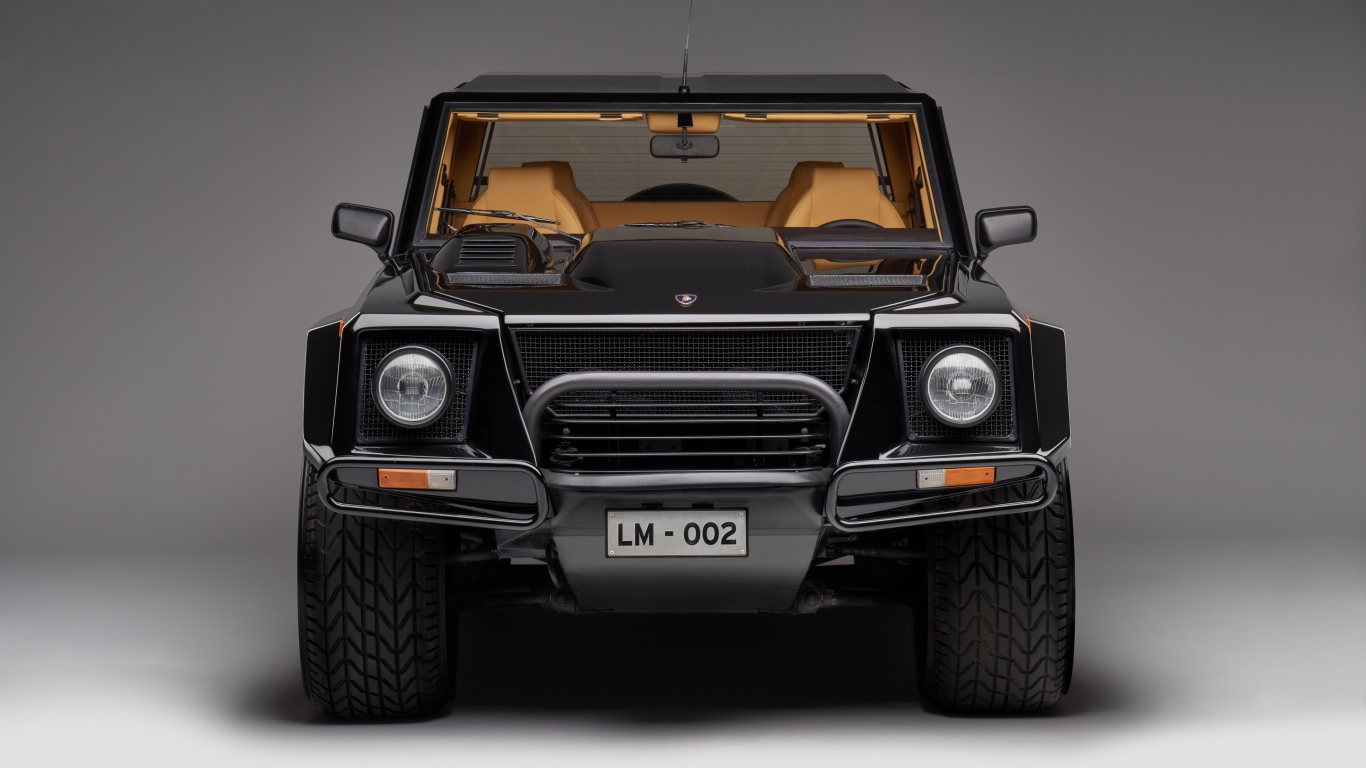 Черный автомобиль Lamborghini LM002 на сером фоне