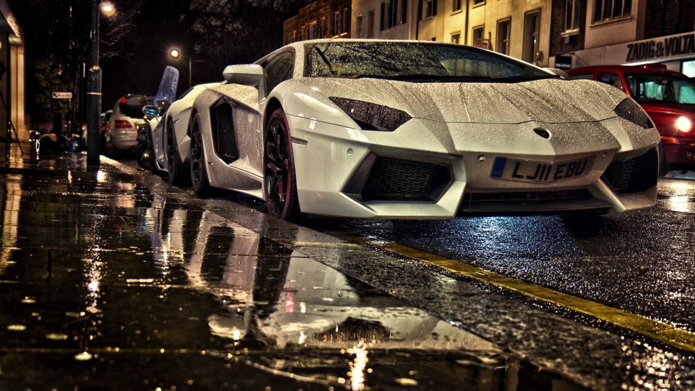 Спортивный автомобиль Lamborghini Aventador под дождем 