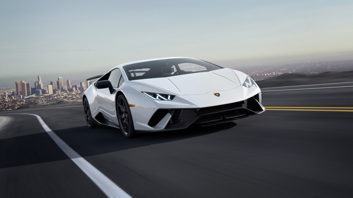 Белый спортивный автомобиль Lamborghini Huracan, 2018 на трассе