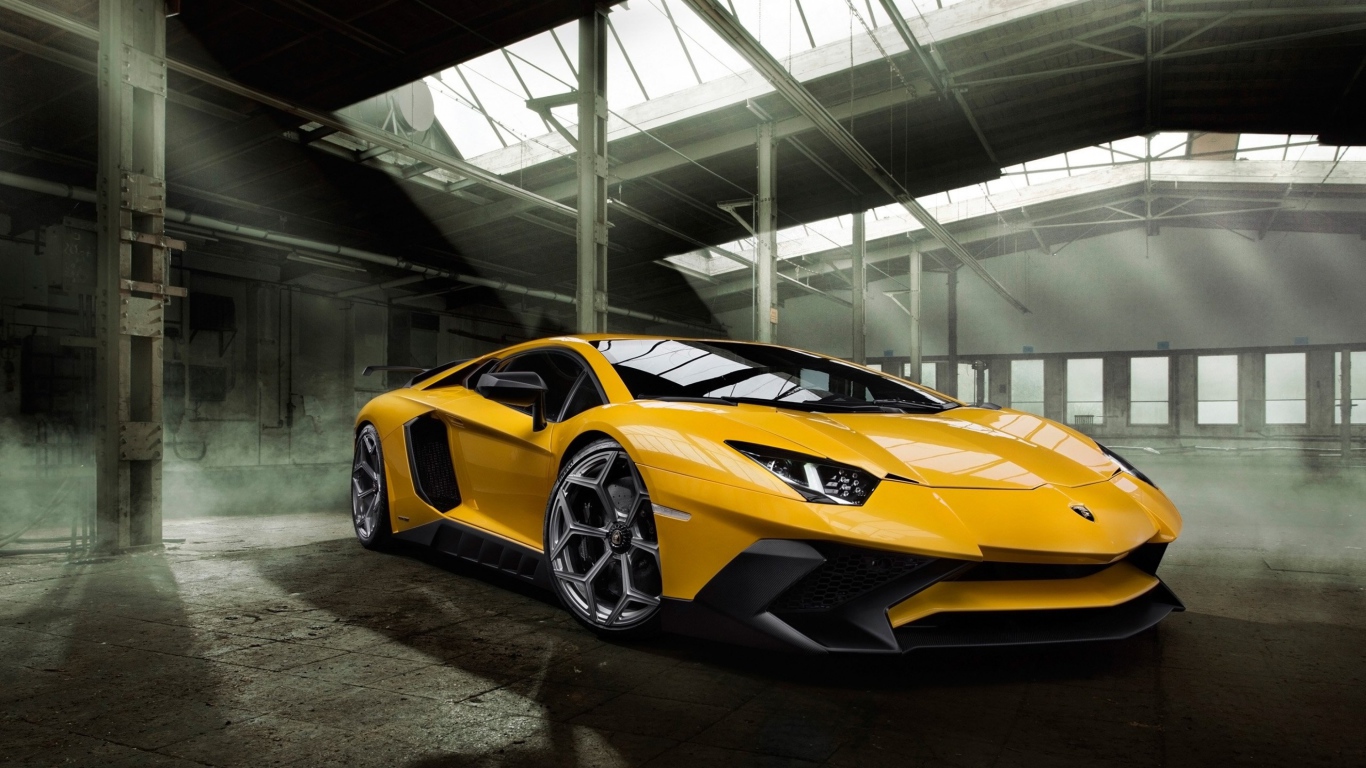 Желтый спортивный автомобиль Lamborghini Aventador 