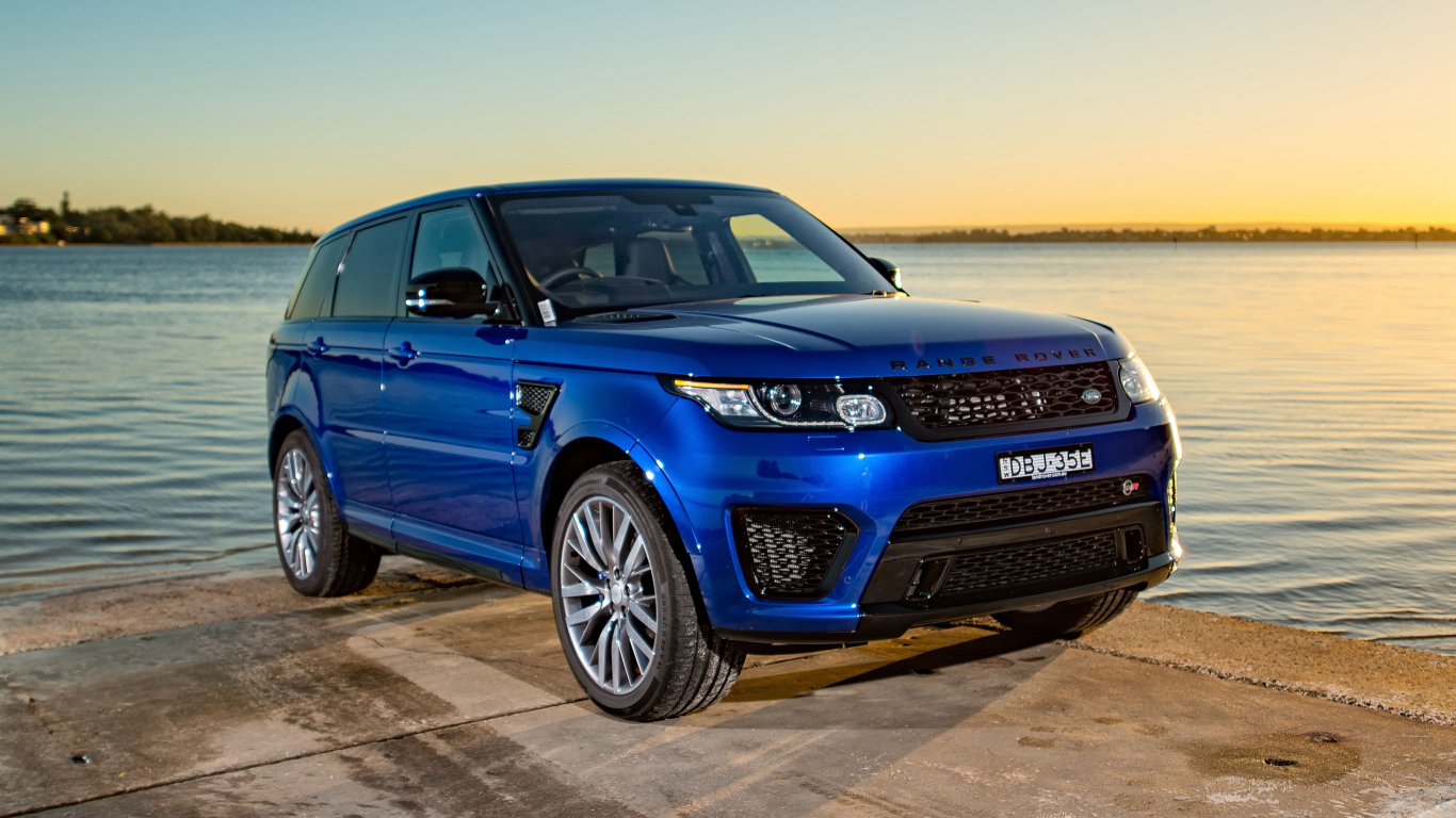 Синий внедорожник  Range Rover на берегу моря