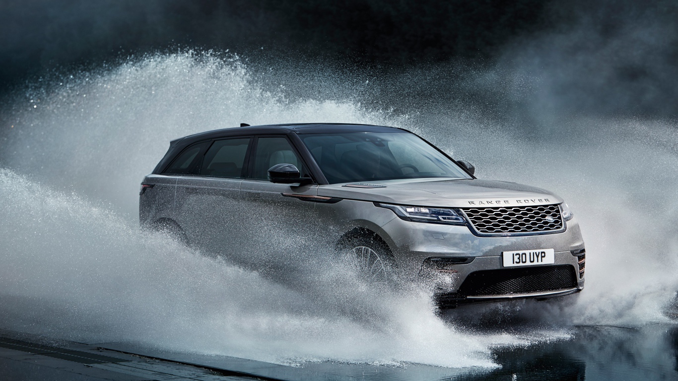Серый автомобиль Range Rover Velar, 2017 проезжает по воде