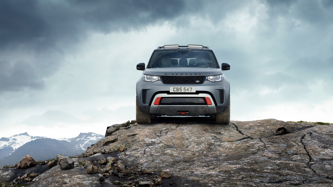 Внедорожник Land Rover Discovery, 2019 на фоне неба