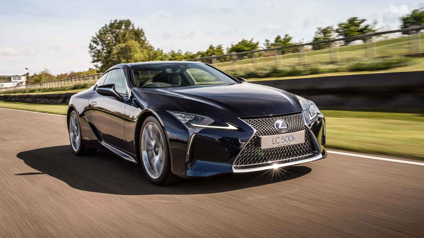 Стильный черный Lexus LC 500h на скорости