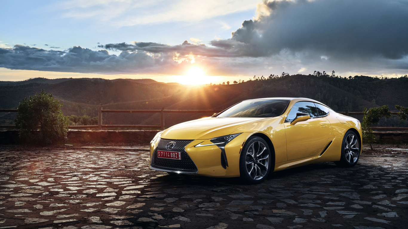 Желтый автомобиль Lexus LC 500  на фоне заката 