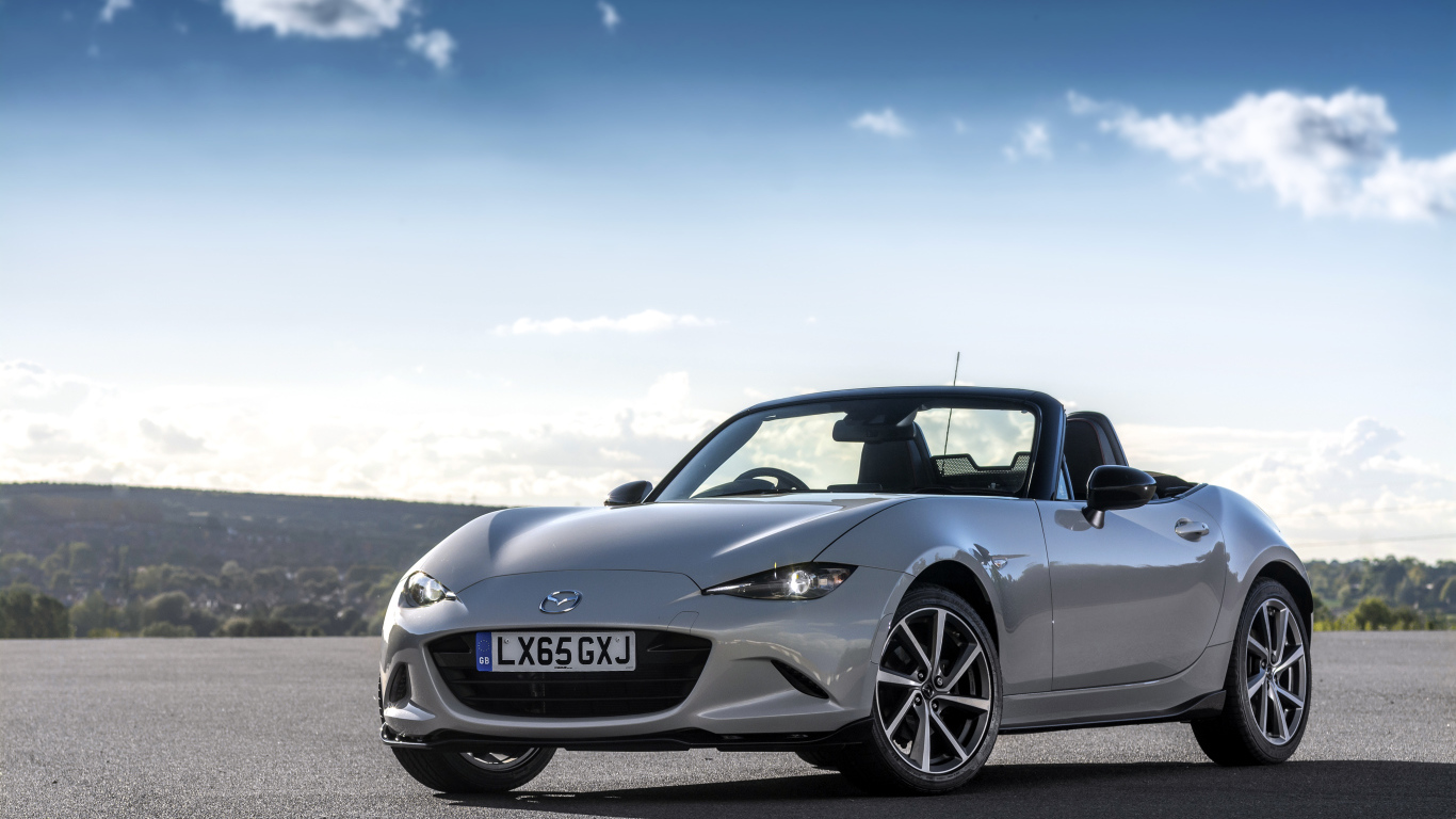 Серебристый кабриолет Mazda MX-5 на фоне красивого неба