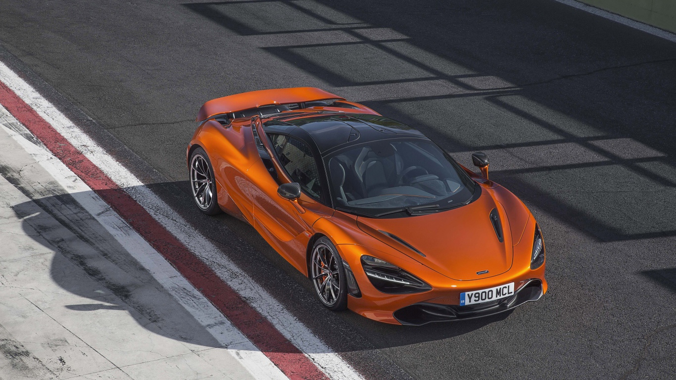 Оранжевый спортивный автомобиль McLaren 720S, 2017 