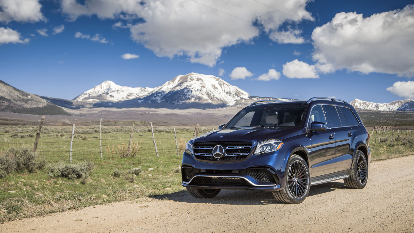 Черный автомобиль Mercedes-Benz GL-Class на фоне гор 