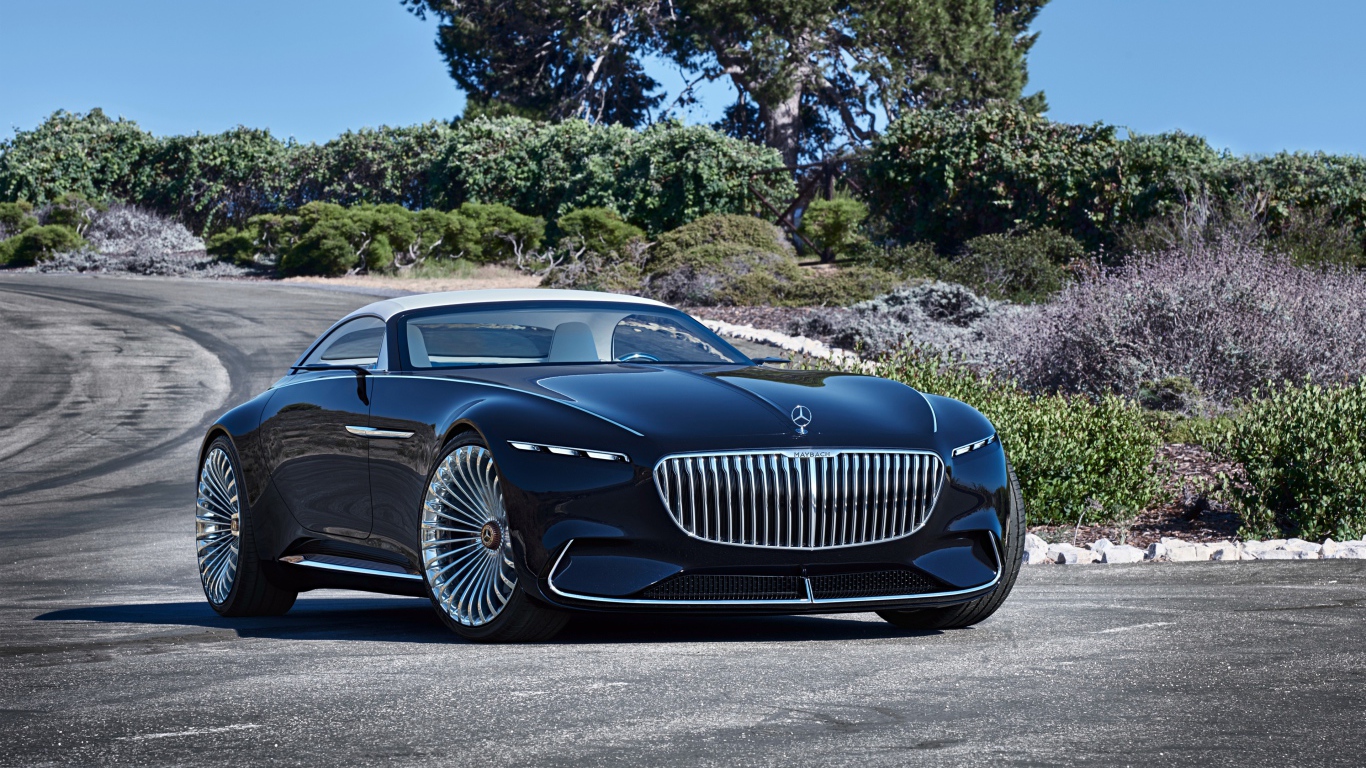 Дорогой черный автомобиль Mercedes Maybach 6 Cabriolet, 2017 на дороге