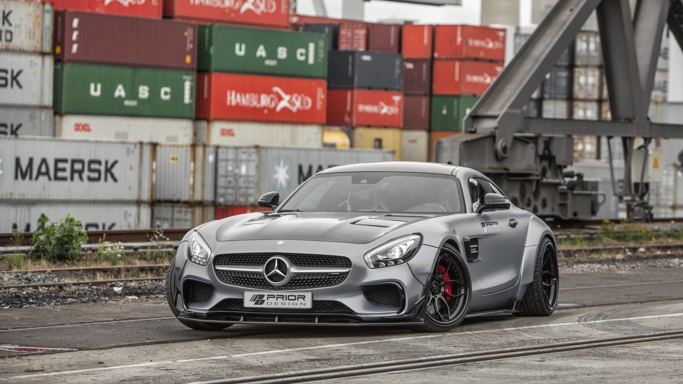 Серебристый спорткар Mercedes-AMG GT в порту
