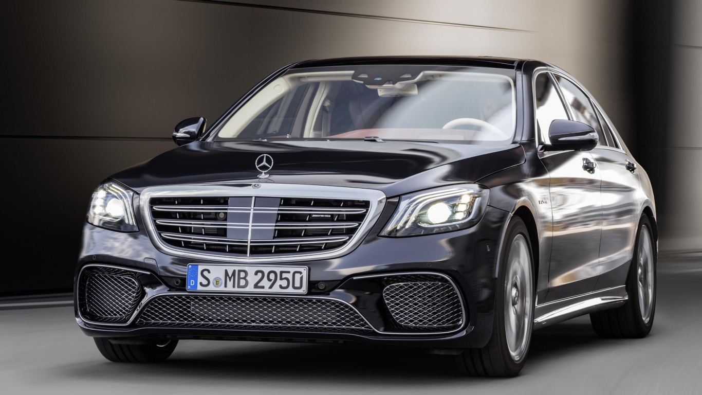 Стильный черный автомобиль Mercedes-Benz S-Class, 2018