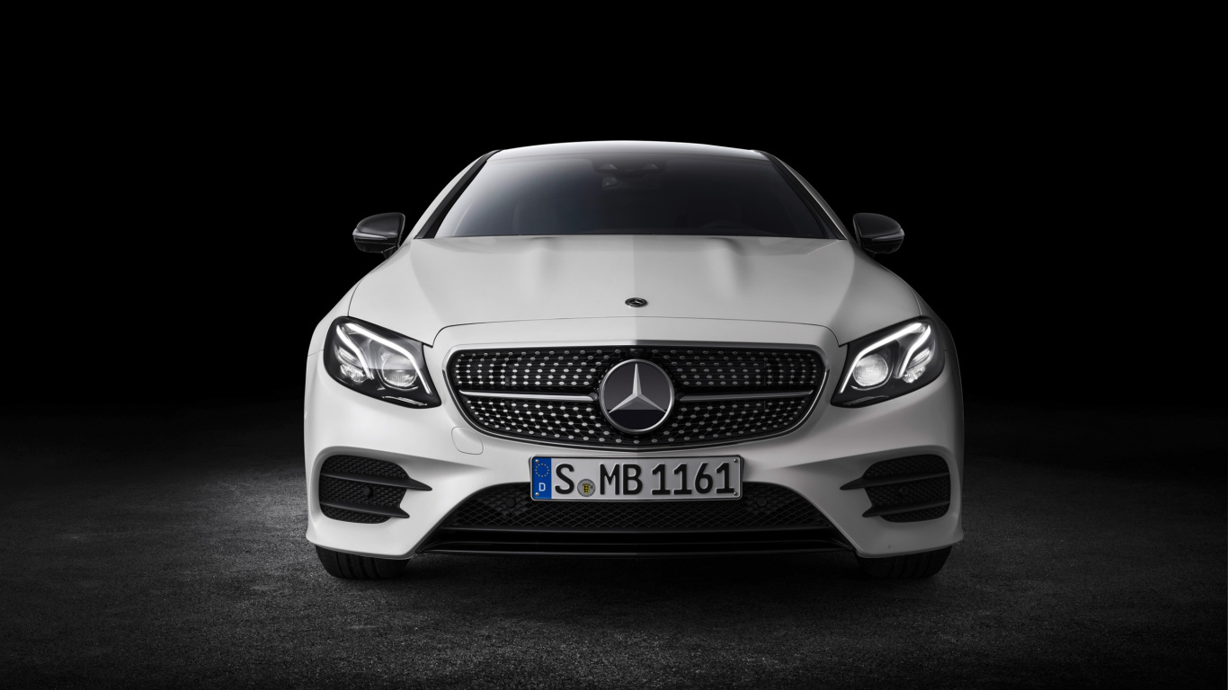 Белый автомобиль Mercedes-Benz E-Class Coupe, 2018 вид спереди