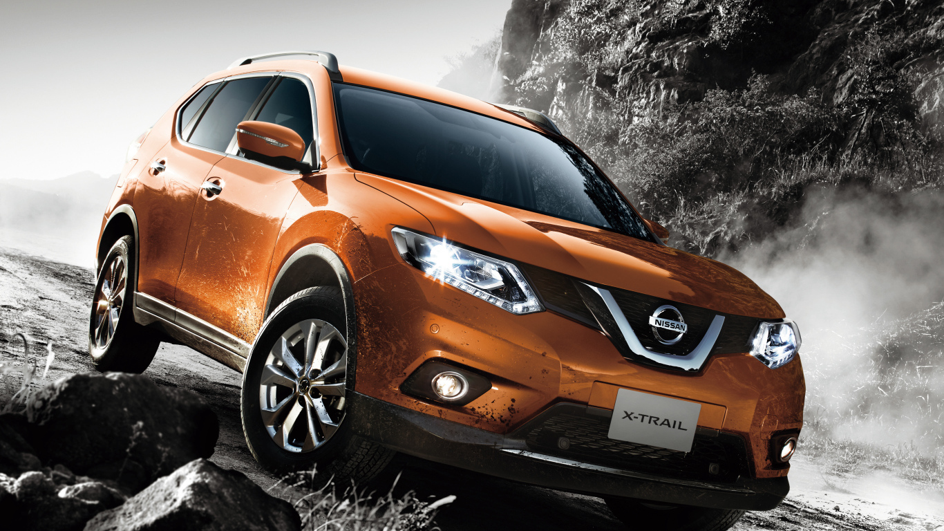 Оранжевый автомобиль Nissan X-Trail на размытой дороге 