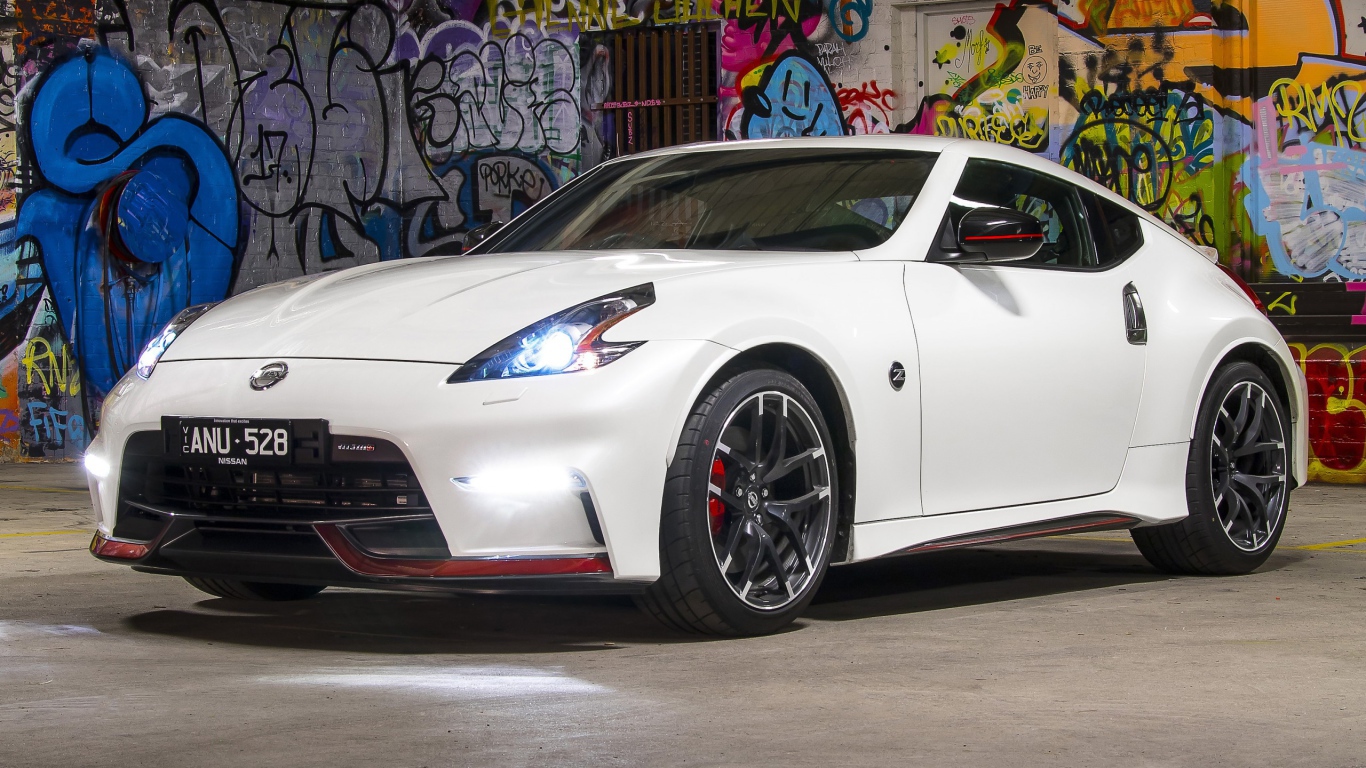 Белый автомобиль Nissan 370Z Nismo, 2017