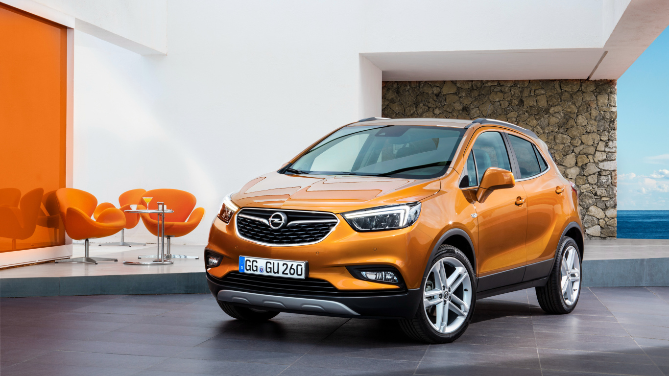 Оранжевый автомобиль кроссовер Opel Mokka