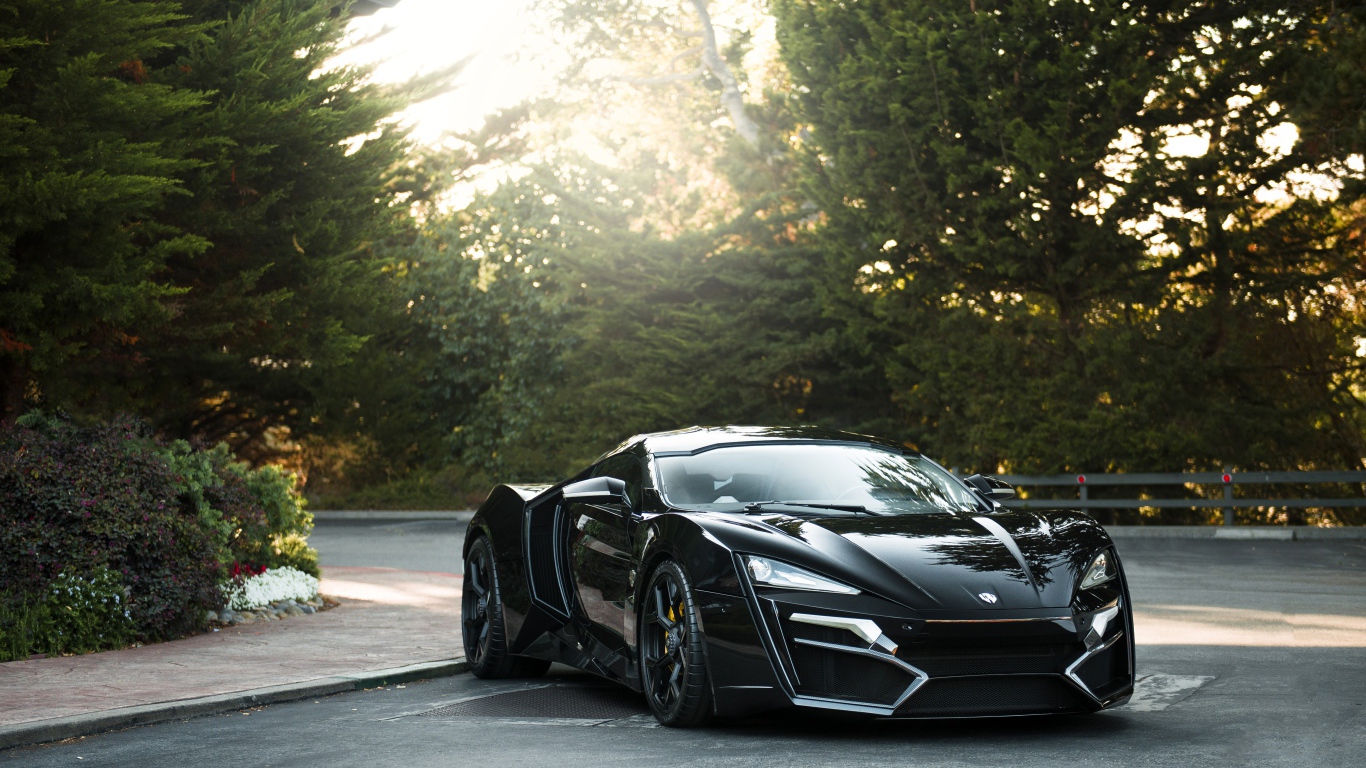 Черный спортивный автомобиль Lykan HyperSport